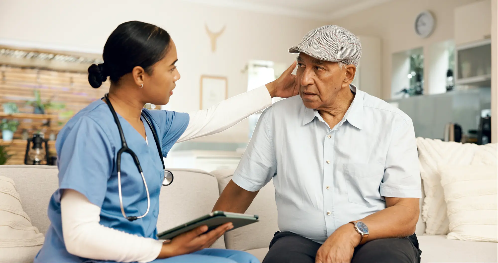 Infirmière consultant un patient à domicile.