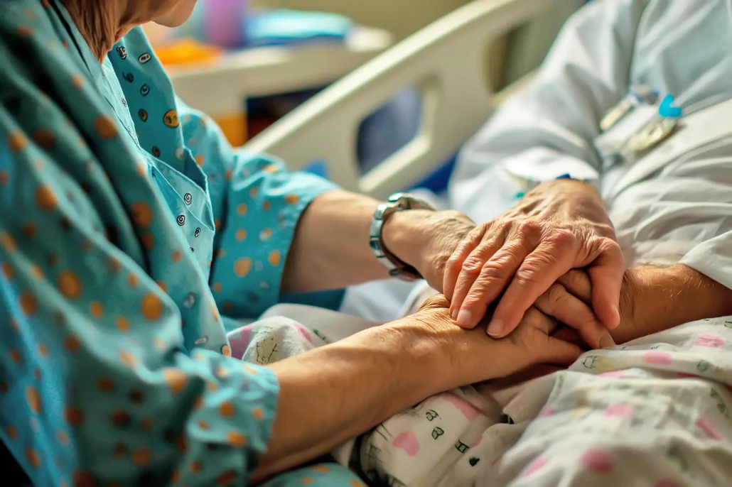 Personnes âgées se tenant les mains à l'hôpital.