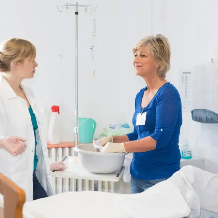 Personnel médical avec un patient à l'hôpital.