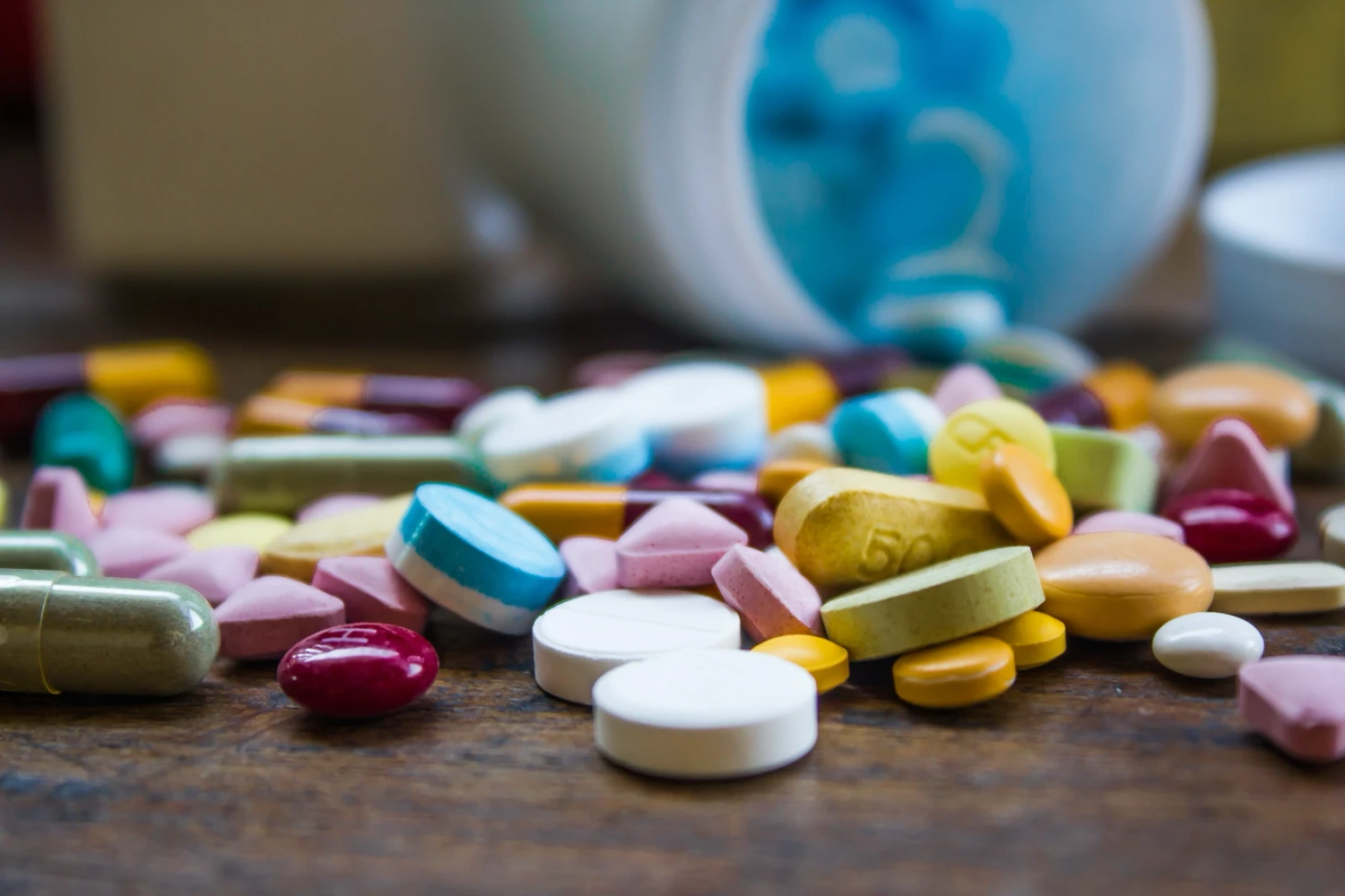 Mélange varié de médicaments colorés sur une table.