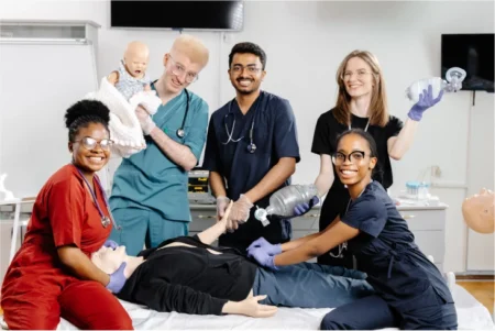 Équipe médicale pratiquant la réanimation sur mannequin.