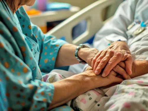 Plan rapproché d'une infirmière qui tien les mains d'une patiente