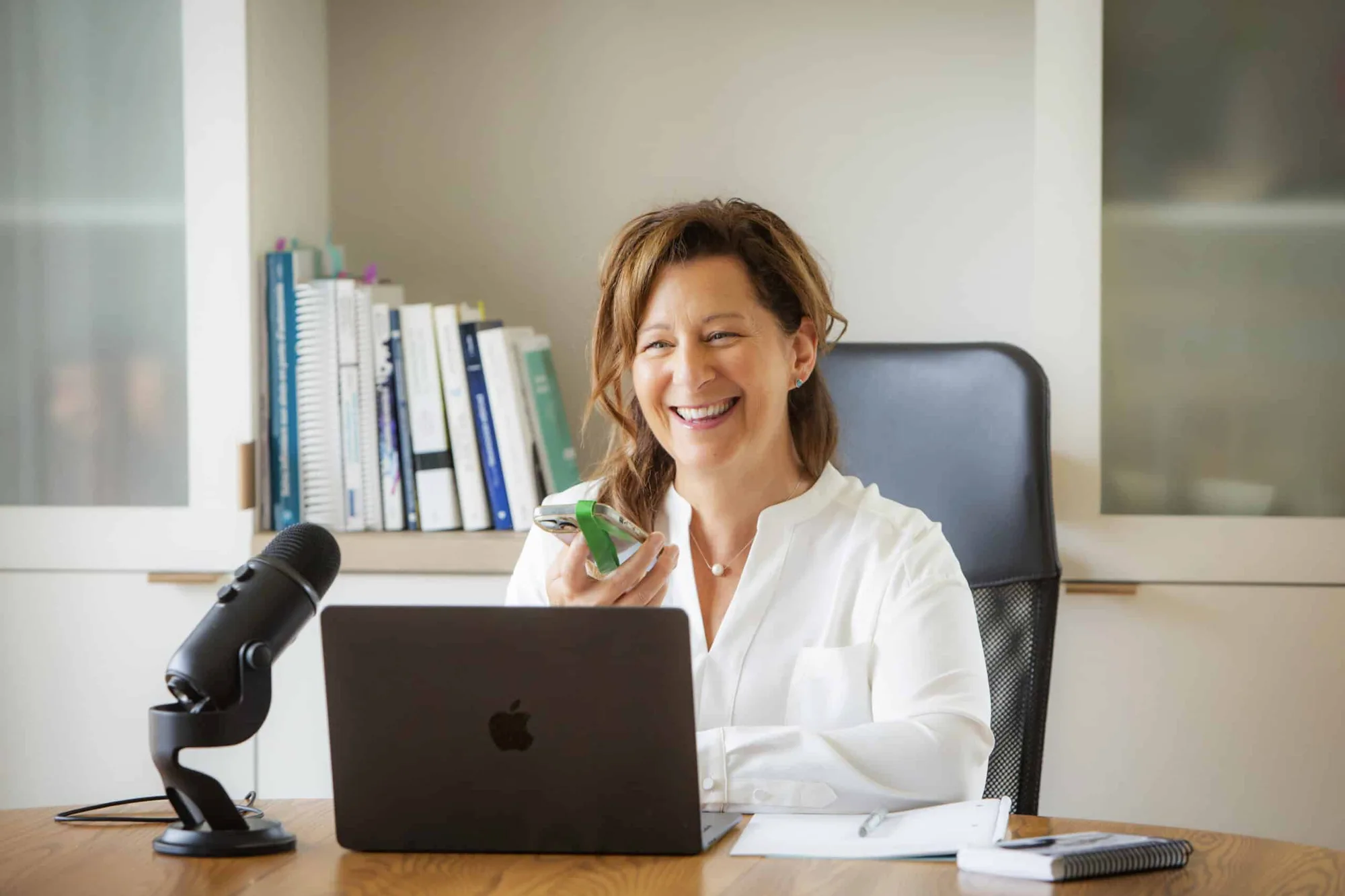 Nurses talking with Mireille de Mire Formations